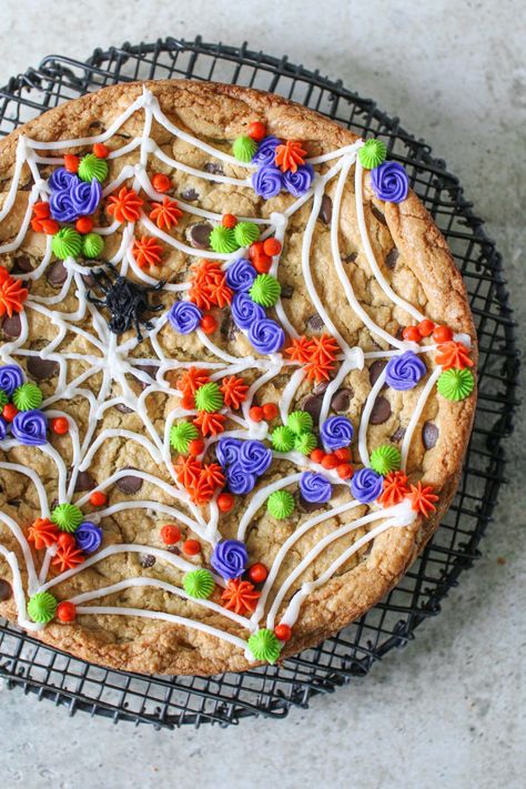 Make this delicious and adorable Spider Web Cookie Cake for your Halloween party! This cookie cake is easy to make and sure to impress your ghouls and guests! Desserts For Halloween, Spooky Desserts, Halloween Dessert Recipes, Spider Web Cookies, Halloween Dessert Table, Halloween Rice Krispie Treats, Spooky Halloween Desserts, Cherry Hand Pies, Rice Bubbles