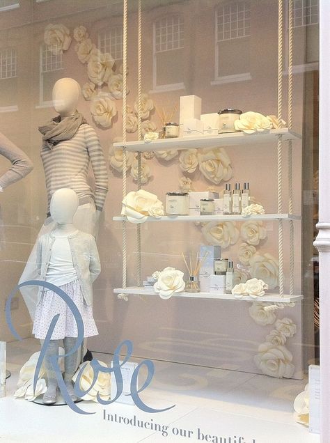 Spring Window Display, Display Visual Merchandising, Window Display Retail, Decoration Vitrine, Store Window Display, Store Design Boutique, Visual Merchandising Displays, Store Window Displays, Spring Window