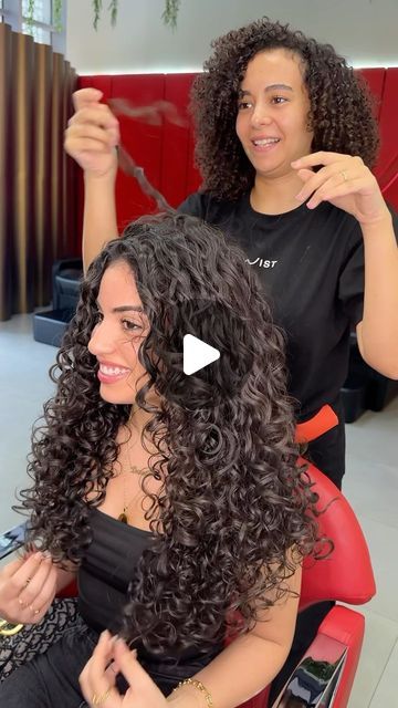 Twist Curly Hair, Curly Salon, Layered Curly Haircuts, Curly Styling, Curly Hair Salon, Straightening Curly Hair, Curly Cut, Breaking Hair, Haircuts For Wavy Hair