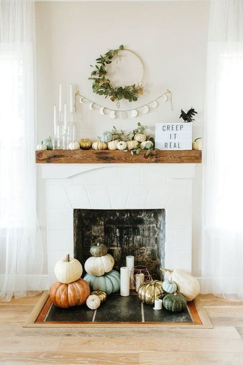 The Best Minimalist Halloween Decor for 2019 » LADY DECLUTTERED Halloween Porch Decorations Diy, Minimalist Halloween Decor, Chic Fall Decor, Film Decor, Outside Fall Decor, Minimalist Halloween, Halloween Mantel, Porch Decorations, Fall Living Room Decor