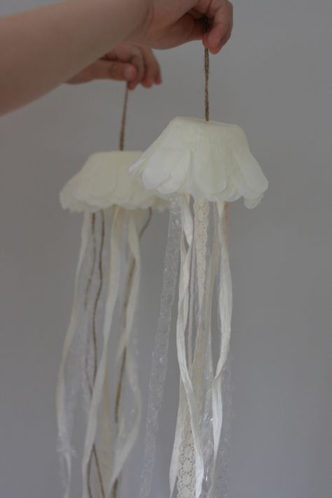 Crepe paper jellyfish craft decoration Crepe Paper Jellyfish, 3d Jellyfish Craft, Paper Jellyfish Craft, Jellyfish Paper Craft, Cardboard Jellyfish, Paper Mache Sea Creatures, Jelly Fish Craft, Jellyfish Project, Diy Jellyfish Decoration