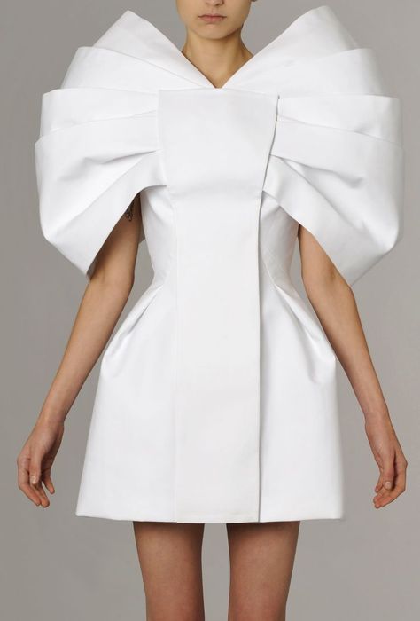 Sculptural Fashion - white dress with three-dimensional structured design, clean lines, symmetry and pleated texture; wearable art; fashion architecture // Dice Kayek: Mode Origami, Structured Fashion, Architectural Fashion, Fashion Design Inspiration, Dice Kayek, Structural Fashion, Fashion Architecture, Robes Glamour, Sculptural Fashion