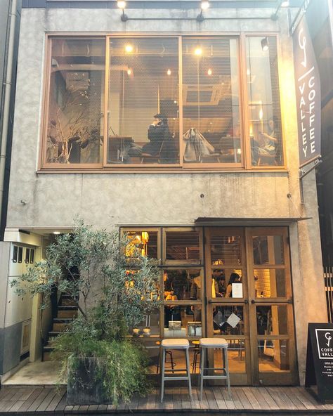 Anime Cafe Japan, Cafe With House On Top, Tokyo Cafe Interior, Tokyo Cafe Aesthetic, Japan Cafe Design, Japanese Cafe Exterior, Japan Coffee Shop Design, Japanese Cafe Interior Design, Cafe Outside Design