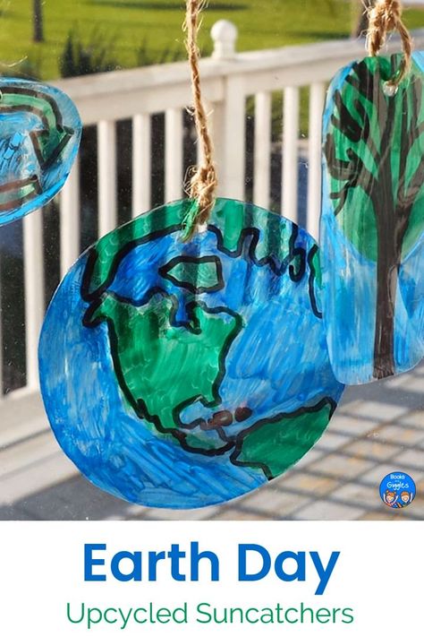 These Earth Day suncatchers are made with recycled plastic! #kidscrafts #booksandgiggles #earthday Earth Day Craft Kindergarten, Earth Day Crafts 3rd Grade, Earth Day Projects For Kindergarten, Earth Day Art Elementary, Earth Day Recycle Projects Ideas, Earth Day Art Projects For Preschoolers, Earth Day Activities For Preschoolers Science Experiments, Earth Week Preschool Activities, Simple Earth Day Crafts