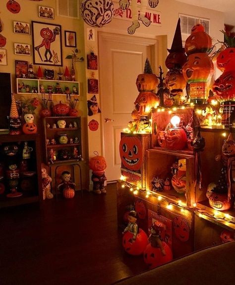 Vintage Halloween Living Room, Classic Halloween Decor Living Room, Diy Retro Halloween Decor, Maximalist Halloween Decor, Vintage Halloween Porch, 80s Halloween Decorations, Vintage Halloween Decorations Outdoor, Halloween Home Decor Indoor Living Room, Vintage Halloween Bedroom