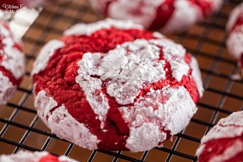 Red Velvet Crinkle Cookies Santa Cookie Recipe, Christmas Cookies To Make, Red Velvet Crinkles, Wedding Cake Frosting, Favorite Christmas Cookies, Red Velvet Crinkle Cookies, Christmas Cookie Recipes Holiday, Cookies To Make, Peanut Butter Balls Recipe