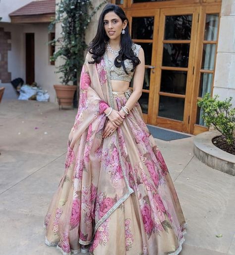 Just came across this pretty Sabyasachi Lehenga on Shloka Mehta.  What do you think about this lehenga? Yay or Nay?  MUA @makeupbyrakesh… Red And White Lehenga, Lehenga For Bridesmaid, Indian Wedding Dress Bridal Lehenga, Shloka Mehta, White Lehenga, Simple Lehenga, Indian Skirt, Sabyasachi Lehenga, Floral Lehenga