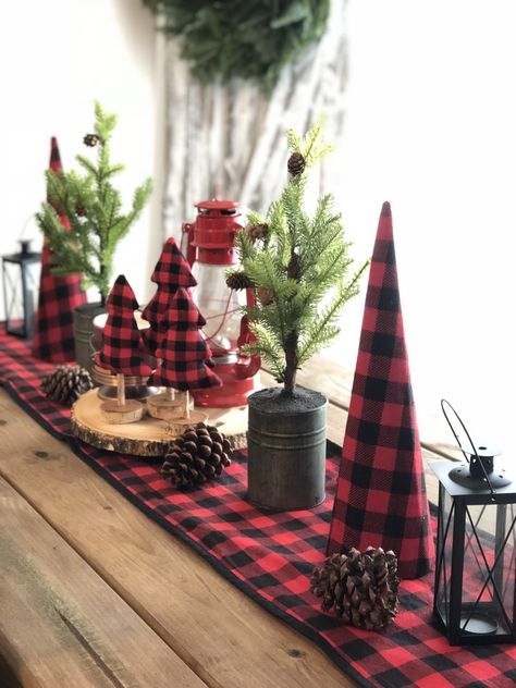 Christmas Decor For Small Apartment, Small Apartment Ideas, Buffalo Check Christmas Decor, Buffalo Plaid Christmas Decor, Plaid Christmas Decor, Christmas Decorations Cheap, Tafel Decor, Buffalo Check Christmas, Cheap Christmas