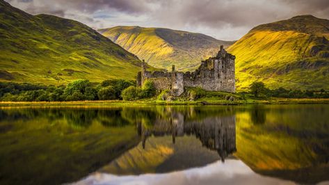 Kilchurn Castle at Loch Awe at sunset in Argyll and Bute, Scotland highlands, UK Dunstanburgh Castle, Ross Castle, Beautiful Places Around The World, Castle Scotland, Castles In Scotland, Scotland Castles, Tower House, Scotland Highlands, The Mighty