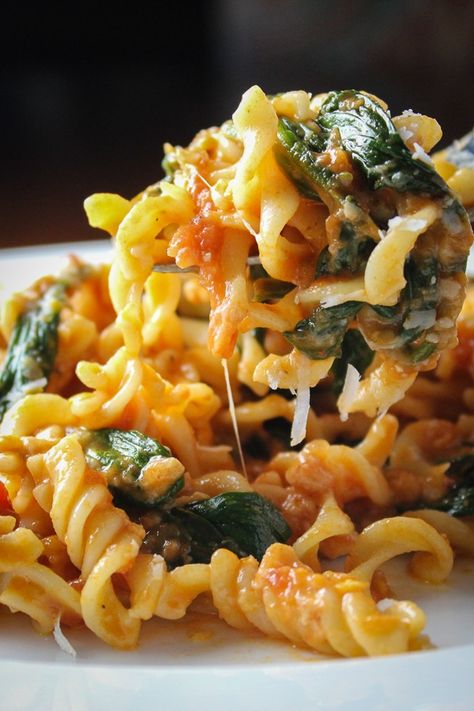 Tomato Spinach Pasta, Vegetarian Pasta Recipes Easy, Chipotle Pasta, Tomato Spinach, Spiral Pasta, Easy Pasta Dinner, Vegetarian Main Dishes, Cheesy Pasta, Melty Cheese