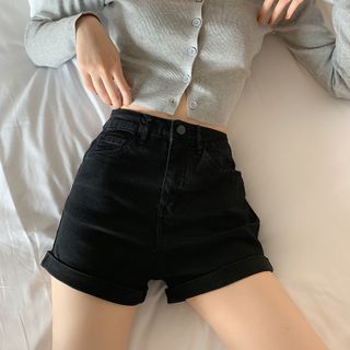 Buy Chisan High-Waist Denim Shorts at YesStyle.com! Quality products at remarkable prices. FREE Worldwide Shipping available! Outfits Short Women, Black Shorts Outfit, Estilo Harajuku, Retro Fashion Outfits, Vintage Clothing Stores, Y2k Aesthetic Outfits, Shorts Casual, Blue Jean Shorts, Soft Grunge