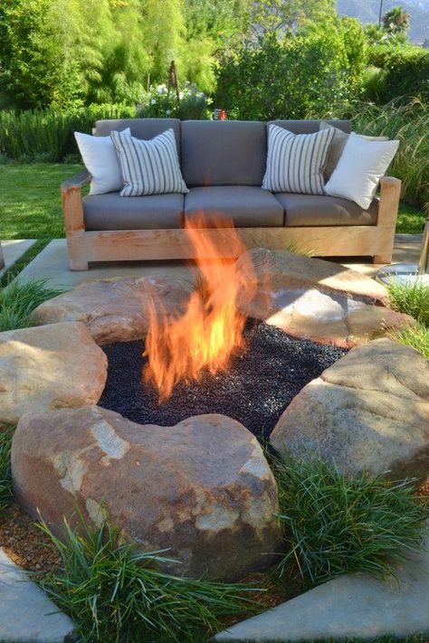 Creative Outdoor Spaces and Design Ideas Fire Pit Plans, Outside Fire Pits, Outdoor Fire Pit Designs, Cool Fire Pits, Stone Fire Pit, Backyard Seating, Patio Fire Pit, Fire Pit Designs, Diy Fire Pit