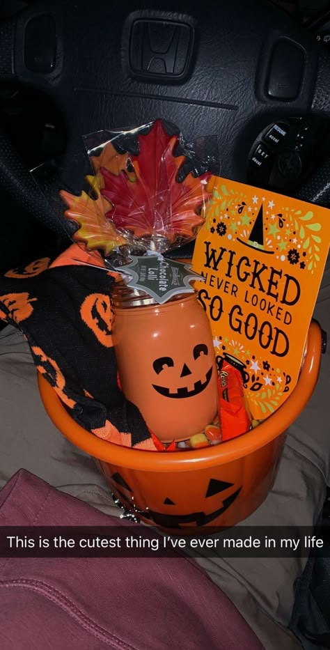 Spooky Basket, Halloween Care Packages, Halloween Gift Baskets, Treat Basket, Hallowen Ideas, Halloween Baskets, Boo Basket, Adornos Halloween, Spooky Gifts