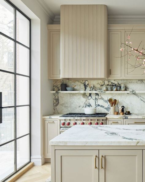 ABC Worldwide Stone | The Boerum Hill Townhouse project by @baao_architects is a recipient of an @nycxdesign award - and we can clearly see why! This gorgeous… | Instagram Modern Parisian Kitchen Design, Modern European Kitchen, Kitchen Favorites, Kitchen 2024, Renovation Inspiration, Marble Kitchen, Living Room Decorating, Kitchen Ceiling, Home Luxury