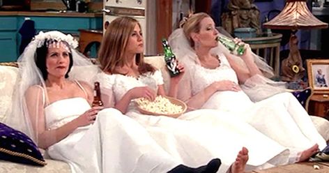 Somewhere in the midst of watching "Friends," we realized that if we could pluck Rachel Green from the screen and make her our bestie, we totally would. Friends Wedding Dress, Monica Rachel, Friends 1994, Tv Weddings, Friends Scenes, Friends Poster, Friends Cast, Friends Tv Series, Friends Moments