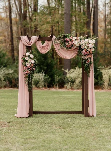 Wedding Wooden Arch Decor, Outdoor Pergola Wedding Decor, Marriage Archway, Trellis Decorating Ideas Wedding, Wedding Pergola Ideas, Pergola Wedding Decor, Wedding Pergola Flowers, Wedding Pergola Decorations, Barat Ideas