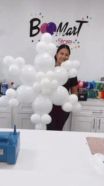 Balloons and party ideas on Instagram: "Balloon Snow ❄️ flake tutorial 😍 do u like it.! By @boomart_by_marce" Snow Balloon Arch, Snow Globe Balloons, Winter Balloon Decorations, Winter Wonderland Balloon Decorations, Balloon Snowflakes, Winter Balloon Garland, Winter Wonderland Balloon Arch, Winter Wonderland Balloons, Winter Balloons