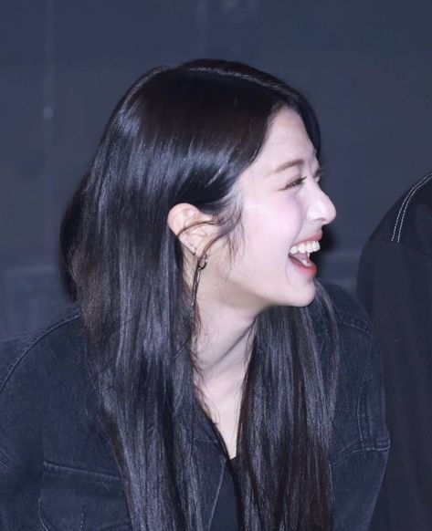 Kpop Side Profile, Yunjin Smile, Pretty Side Profile, Kpop Le Sserafim, Le Sserafim Huh Yunjin, Yunjin Icons, Yunjin Icon, Lesserafim Yunjin, Le Sserafim Yunjin