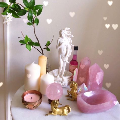 𝕰𝖒𝖎 🦄 on Instagram: “My Venus Altar makes me so happy🌹💞 I’m working hard to restock all sold out candles and get back into the groove of The Manor. Excited to…” Interior Livingroom, Pastel Room, Decor Themes, Cheap Decor, Aesthetic Bedroom, Dream Rooms, Room Aesthetic, Cheap Home Decor, Aesthetic Room Decor