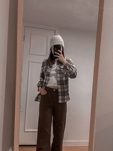 plaid flannel beanie brown plants cropped women’s fashion outfit winter inspo aesthetic OOTD Leggings Crop Top Flannel Outfit, Cozy Flannel Aesthetic, Winter Inspo Aesthetic, Croptop Flannel Outfit, Cropped Flannel Outfits, Fall Aesthetic Outfit Flannel, Flannel Outfits Aesthetic, Baddie Winter Outfits, Aesthetic Ootd