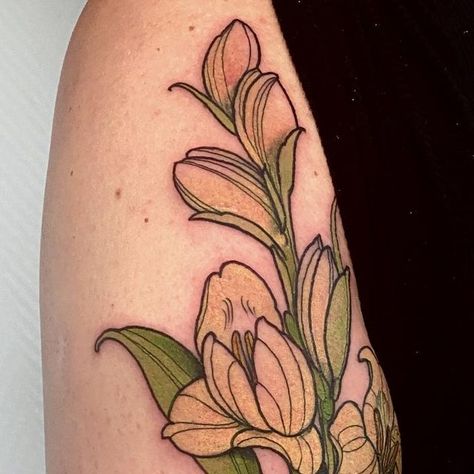 Daniela Spielberger on Instagram: "Gladiolus with bumblebee I did many months ago on Michaela and forgot to post 🌼 . . #flowertattoo #gladiolus #neotraditionaltattoo #artnouveautattoo #neotraditionaleurope #danielaspielberger #leipzigtattoo" Gladiolus Tattoo, Art Nouveau Tattoo, Flower Tat, December 23, Neo Traditional, Color Tattoo, Traditional Tattoo, Bumble Bee, Flower Tattoo