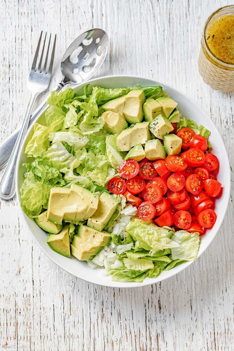 Quick & Easy Tomato Avocado Salad Recipe - #avocado #tomato #salad #recipe #eatwell101 - This easy avocado tomato salad is the simplest and healthiest salad recipe you can make! - #recipe by #eatwell101® Blackened Chicken Salad, Chicken Salad With Avocado, Tomato Avocado Salad, Avocado Chicken Salad Recipe, Chicken And Avocado, Soups Recipes, Roasted Zucchini, Easy Chicken Salad, Salad Chicken