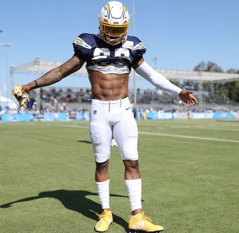 Derwin James, Cool Football Helmets, Football Motivation, Football Drip, Football Poses, Chargers Football, Nfl Football Players, Nfl Photos, Touch Down