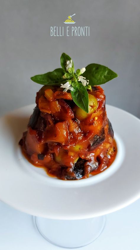 Una caponata di melanzane cremosa e ricca decorata con foglie di basilico Vegetable Mixes, Gluten Free Vegan Recipes, Vegetarian Appetizers, Vegetable Salad, Vegetable Side Dishes, Plant Based Recipes, Finger Foods, Gluten Free Recipes, Eggplant