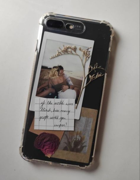 Aesthetic Back Cover Diy, Back Cover Aesthetic Diy, Phone Cases With Polaroid Picture, Idea For Case Phone, Iphone Back Case Aesthetic, Pictures In Phone Case Ideas, Aesthetic Phn Cover Ideas, Phn Cover Painting Diy, Aesthetic Covers For Phone