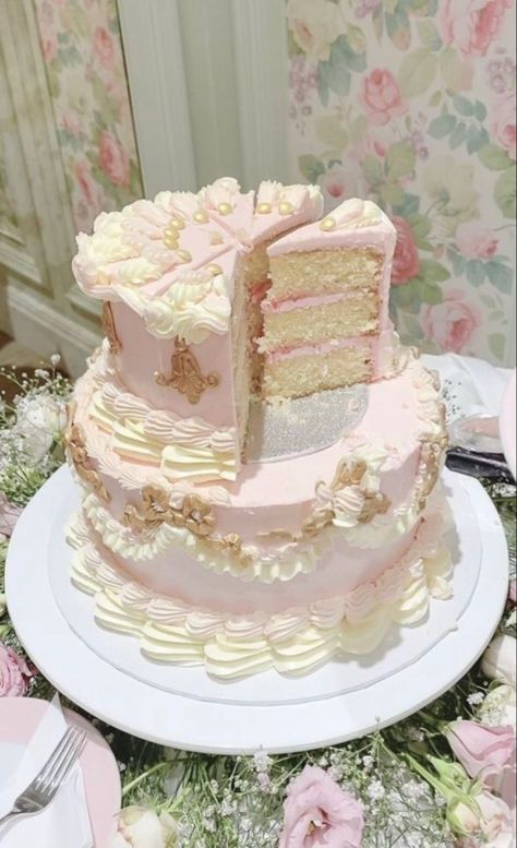 Bolo Vintage, Quince Cake, Vintage Birthday Cakes, Pretty Dessert, Cute Baking, Pink Foods, Pretty Birthday Cakes, Cute Birthday Cakes, Cute Desserts