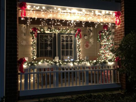 Terrace Christmas Decoration, Christmas Lights For Apartment Balcony, Apartment Christmas Lights Patio, Deck Holiday Decorating, Christmas Decor Patio Apartment, Condo Christmas Decor Outside, Christmas Decor Ideas Outdoor Porch Railing, Christmas Apartment Balcony Decor, Christmas Apartment Porch Decor