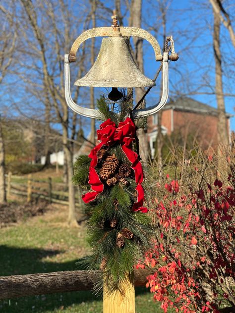 Dinner bell passed down through generations of the Shipp family #antiquedinnerbell #dinnerbell Dinner Bell Outdoor, Dinner Bell Post, Farm Signs Entrance, Bell Stand, Colonial Williamsburg Christmas, Cast Iron Bell, Williamsburg Christmas, Christmas Planter, Antique Vintage Decor