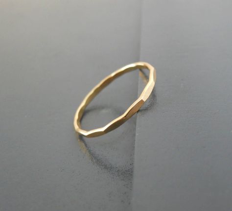 Hammered Wedding Rings, Gold Ring Stacking, Couple Ring Design, Hammered Gold Ring, Plain Gold Ring, Ring Minimal, Casual Rings, Minimal Ring, Ringe Gold