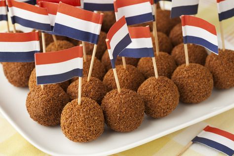 Typical Dutch Food - Traditional Dishes Typical Dutch Food, Dutch Desserts, Malt Wine, Chip Dips, Netherlands Food, Dutch Cuisine, Dutch Flag, Dutch Apple Pie, Austrian Recipes