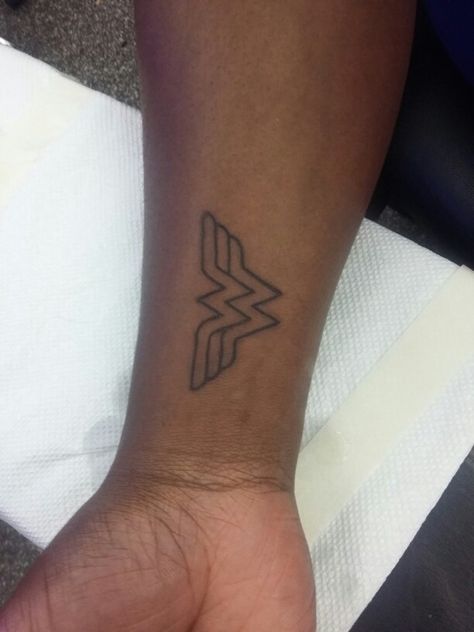 Wonder Woman symbol Wonder Woman Symbol, Wonder Woman Tattoo, Tattoos Woman, Tattoo Writing, Tattoo 2017, Woman Tattoo, Female Symbol, Symbol Tattoos, Tattoos And Piercings