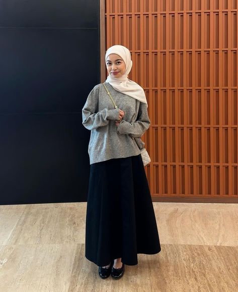 Grey Ootd Hijab, Outfit Rok Hitam, Grey Outfit Hijab, Minimalist Outfit Hijab, Campus Outfit Hijab, Grey Blouse Outfit, Grey Hijab Outfit, Budak Ootd, Outfit Kulot