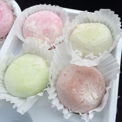 Strawberry Mochi, Mochi Ice Cream, Junk Food Snacks, Food Obsession, Interesting Food Recipes, Korean Food, Pretty Food, Food Cravings, I Love Food