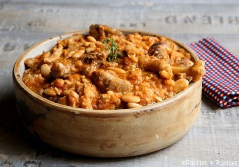 LE CASSOULET DE PIERRE PERRET (haricots tarbais, tomates fraîches, concentré de tomates, cuisses d'oies confites, saucisse de Toulouse, couenne de porc, huile d'arachide, ail, oignons, bouquet garni, clou de girofle, sel/poivre) Fish And Meat, French Cooking, Easy Lunches, French Food, Savoury Food, Tasty Dishes, Fish Recipes, Main Course, Macaroni And Cheese