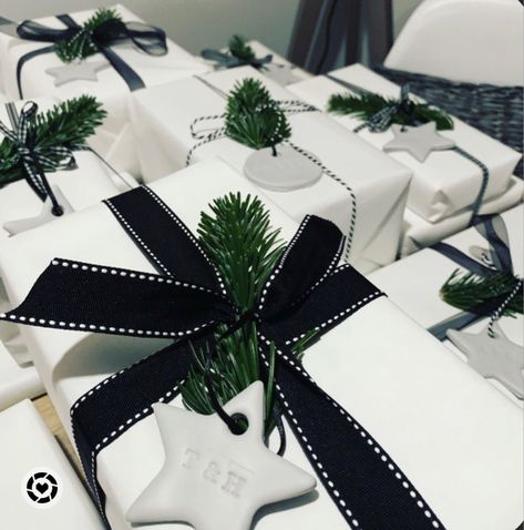 White and black Christmas paper Black And White Christmas Gift Wrap, Green And White Christmas Wrapping, Black And White Gift Wrapping, Black Christmas Present Wrapping, Black Christmas Wrapping Ideas, White Wrapping Paper Christmas, Wrapping Aesthetic, Christmas Present Wrap, Wrapping Inspiration