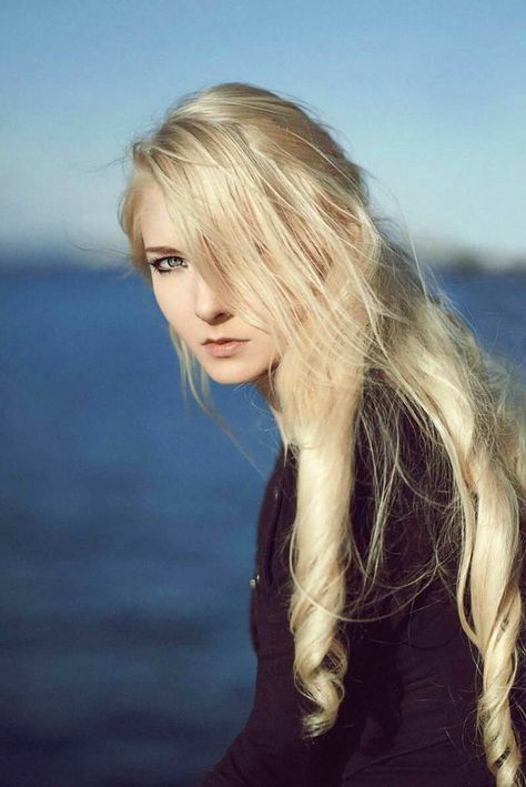 Kinda looks like an Elsa Lookalike Maria Amanda, Random Drawings, Gothic Beauty, Chapter One, Dark Beauty, Blonde Beauty, Look Alike, Amazing Photography, Beautiful Hair