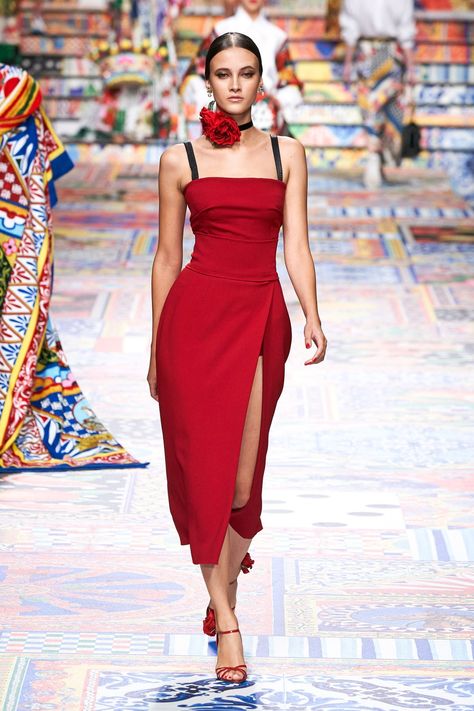 Dolce & Gabbana Primavera Verano 2021 Pret-A-Porter - Pasarela | Vogue España Look Formal, Dolce Gabbana Dress, Dolce E Gabbana, Fashion Show Collection, Fashion 2020, Vogue Paris, Dolce & Gabbana, Primavera Estate, Spring Summer Fashion