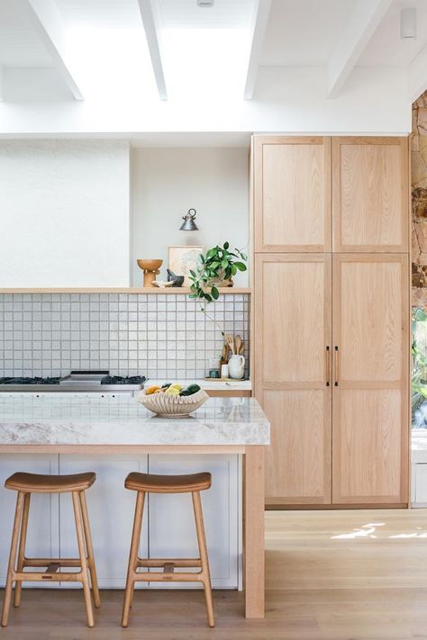 Custom-made oak cabinetry and shelving by [Loughlin Furniture] ties the kitchen in with the living and dining room. Kitchen Interior Inspiration, Earthy Kitchen, 2022 Kitchen, Flatpack Kitchen, Plywood Interior, Kitchen Benchtops, Homes To Love, Shaker Style Kitchens, Oak Kitchen