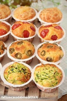 MUFFINS SALATI DA BUFFET. Ricetta facile della mia amica Chiara di Life&Chiara. I muffins salati da buffet sono delle piccole tortine salate che si preparano in pochissimo tempo e con un unico impasto, infatti variando il condimento avremo tantissimi gusti diversi che piaceranno a tutti!  #ricetta #recipes #ricette #benedetta #fattoincasadabenedetta #cucina #fattoincasa #muffin #muffins #buffet Savory Cupcakes, Italian Food, Wedding Food, Finger Food, Creative Food, Finger Foods, Easy Dinner Recipes, Appetizer Recipes, Love Food