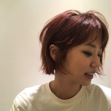 Short Hair Flipped Out Ends, Short Red Brown Hair, Red Hair Color Ideas, Pixie Haircut Ideas, Cherry Red Hair, Asian Short Hair, Hair Inspiration Short, Hair Stylies, Haircuts Straight Hair