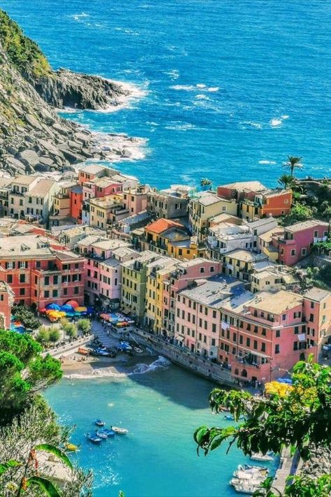 Cinque Terre Italy Wallpaper, Vernazza Cinque Terre Italy, Vernazza Italy, Nature Houses, Laws Of Nature, Cinque Terre Italy, Italy Aesthetic, Magic World, Dream Travel Destinations