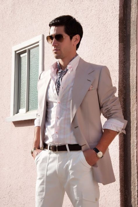 Outside of a Prohibition period piece set in upstate New York, or if you're Prince, wearing a cravat or an ascot is largely seen as a laughable sartorial c Mens Fashion Streetwear Swag, Ascot Outfits, Scarf Looks, Mens Fashion Suits Casual, Mens Summer Fashion Beach, Ascot Ties, Period Piece, Mens Fashion Work, Oufits Casual