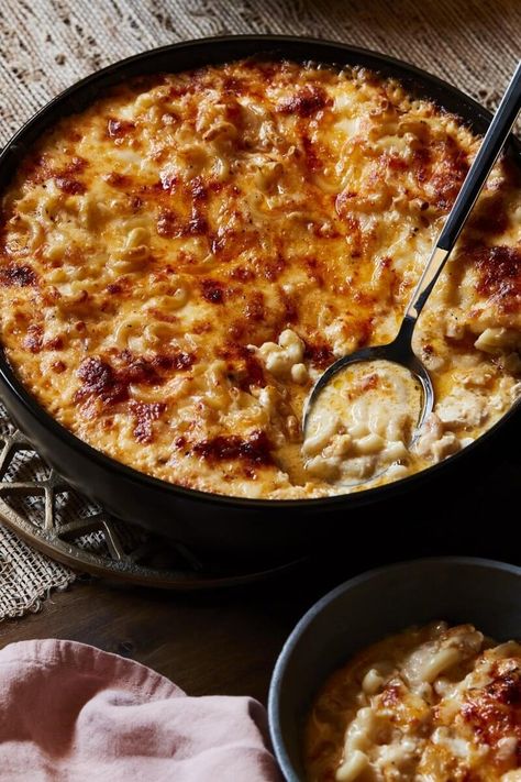 Recipe ideas: John Legend's irresistible Mac 'n Cheese | Vogue Paris Betty Catroux, Smoked Mac And Cheese, Smoked Cheese, Parmesan Crusted, Cheese Topping, Monterey Jack, Asiago, Mac N Cheese Recipe, Food Science