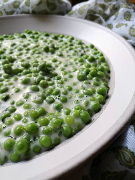 Grandma's Creamed Fresh Peas with Basil - Dish 'n' the Kitchen Creamed Peas Recipe, Easter Dinner Sides, Easter Dinner Menus, Easy Holiday Side Dishes, Creamy Peas, Creamed Peas, Easter Side Dishes, Peas Recipe, Easy Healthy Eating