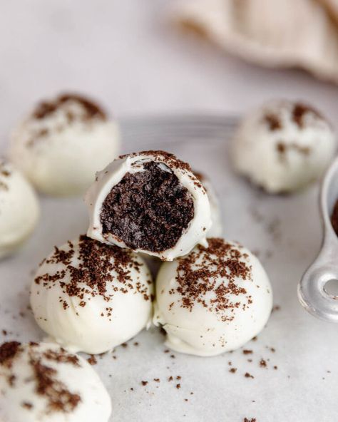 These simple Homemade Oreo Truffles are made with only 3 ingredients, they're soft and fudgy from the inside, dipped in creamy white chocolate, and sprinkled with more Oreo crumbs on top #oreotruffle #oreotruffleballs #oreotrufflerecipe Oreo Truffle, Oreo Truffles Recipe, Oreo Truffles, Chocolate Shells, Cookie Scoop, Oreo Cookies, Cookies And Cream, Cookie Bars, 3 Ingredients