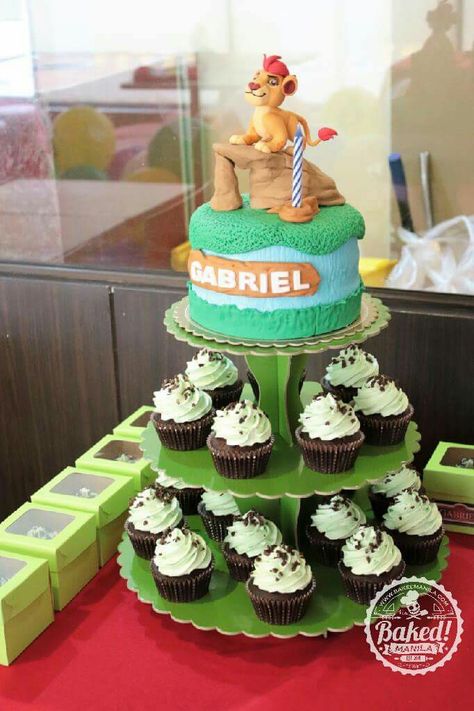 Lion Guard's Kion cake and chocolate cupcakes with mint frosting. Lion Guard Cupcakes, Lion Guard Cake, Lion Guard Party, Lion Guard Birthday, Mint Frosting, Lion King Party, Special Birthday Cakes, Lion King Birthday, Roi Lion